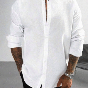 Camisa de lino blanca, hombros caídos, cuello redondo, manga larga y ajuste holgado.