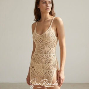 Vestido mini dorado con escote en V, espalda descubierta y tejido de punto playero.