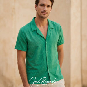 Camisa verde diseño puntos