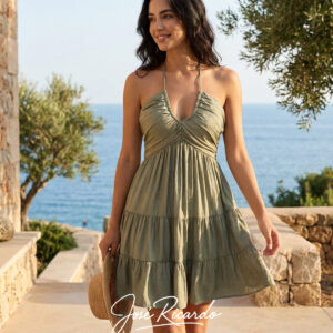 Vestido verde de primavera verano de seda y bambú con nudo único, fruncido, con frente arrugado y espalda descubierta.