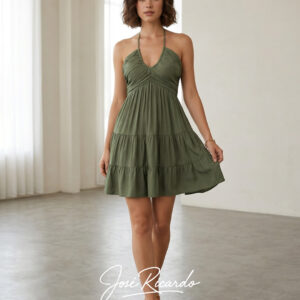 Vestido verde milico de primavera verano de seda y bambú con nudo único, fruncido, con frente arrugado y espalda descubierta.